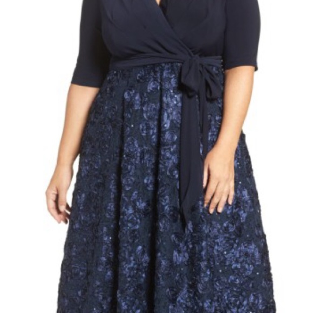 Alex Evenings Plus Size Surplice
Rosettes Dress - Navy Blue Size 18W or 22W - Picture 11 of 13